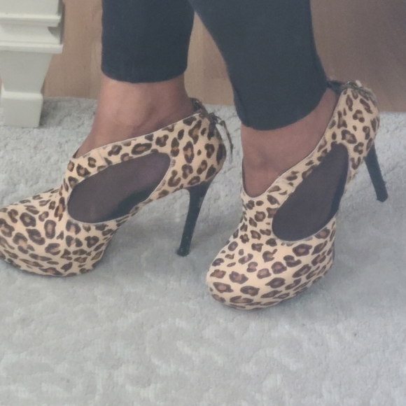 Guess booties. - Picture 3 of 17